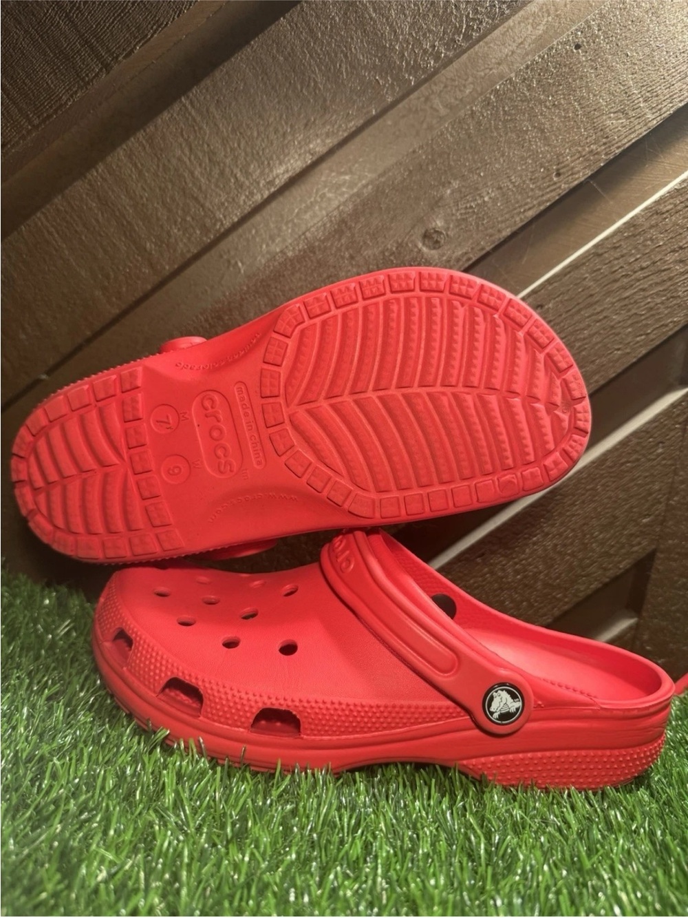 CROCS Women’s/Men’s Classic Clog in Bright Red - Picture 2 of 12